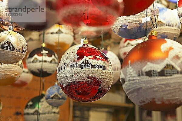 Traditioneller Christbaumschmuck auf dem Weihnachtsmarkt auf dem Krautmarkt Zelný trh  Brno  Brünn  Südmähren  Mähren  Tschechien  Europa