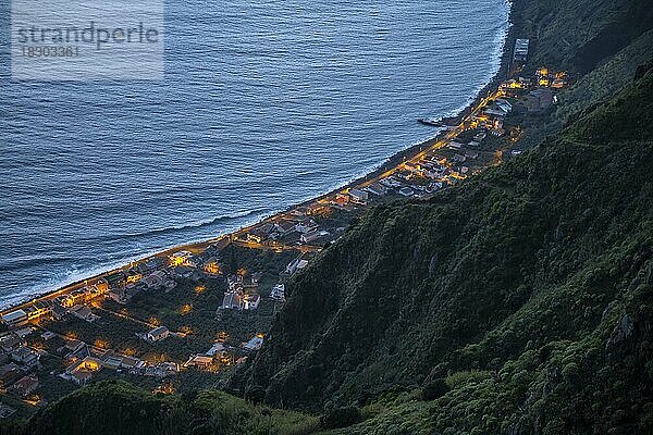 Beleuchtete Häuser  Ort am Meer  Abendaufnahme  Panorama auf Paul do Mar  Madeira  Portugal  Europa