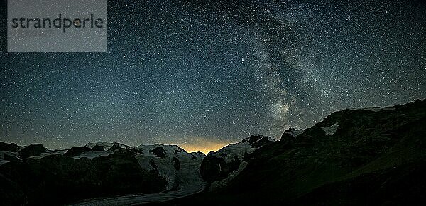 Sternenhimmel mit Milchstraße über Morteratsch Gletscher in Bernina Gruppe  St Moritz  Engadin  Graubünden  Schweiz  Europa
