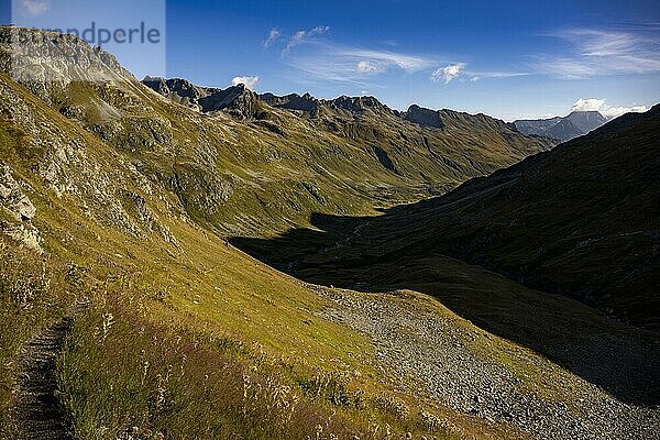 Val de Agnel mit Engadiner Berge im Morgenlicht  St Moritz  Engadin  Graubünden  Schweiz  Europa