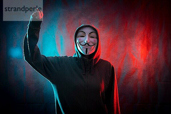 Hacker mit anonymen Maske mit seiner Faust in Symbol des Kampfes  rot und blau Hintergrund erhoben