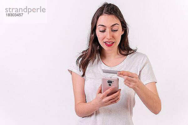 Frau macht eine Zahlung mit einer Kreditkarte auf weißem Hintergrund  Online-Shopping-Konzept