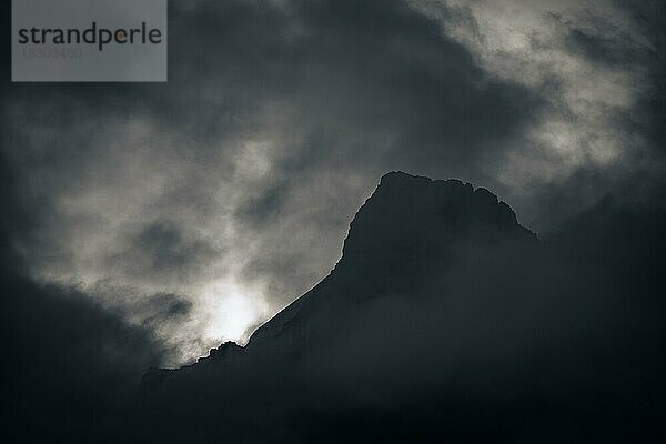 Gipfel des Piz Rosegg in dramatischen Wolken bei blauer Stunde  St Moritz  Engadin  Graubünden  Schweiz  Europa