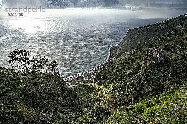 Abendstimmung  Miradouro da Raposeira  Steilklippen  Küste und Meer  Paul do Mar  Madeira  Portugal  Europa