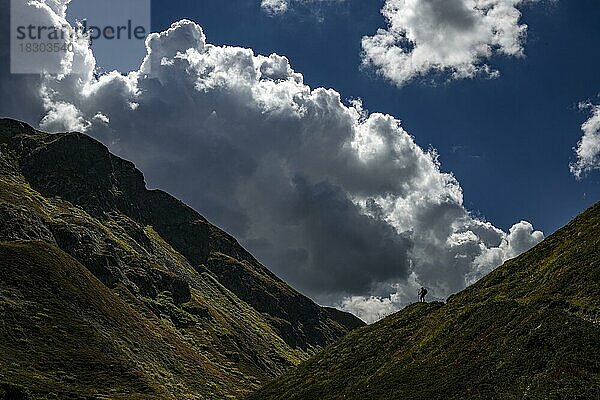 Bergpfad mit Bergsteiger im Val Belver mit Wolkenhimmel  St Moritz  Engadin  Graubünden  Schweiz  Europa