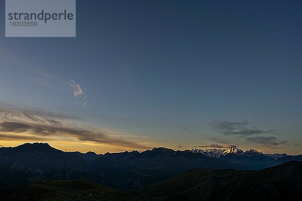Gipfel der Bernina Gruppe bei Sonnenaufgang  St Moritz  Engadin  Graubünden  Schweiz  Europa