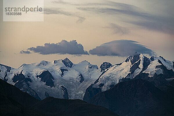 Bernina Gruppe mit Wolkenhimmel zu blauer Stunde  St Moritz  Engadin  Graubünden  Schweiz  Europa