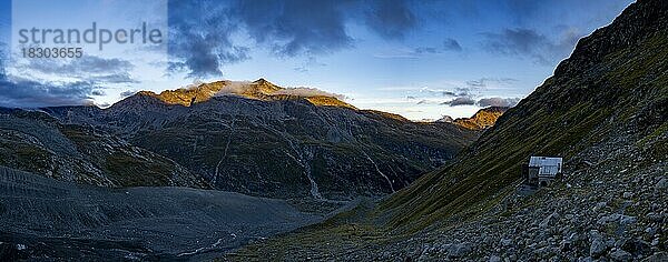 Tschierva Hütte über Val Rosegg und Engadiner Bergen bei blauer Stunde  St Moritz  Engadin  Graubünden  Schweiz  Europa