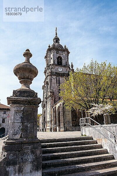 Schönes Äußeres der Pfarrei San Martin auf dem Goiko-Platz neben dem Rathaus in Andoain  Gipuzkoa. Baskenland