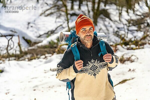 Wanderer mit Rucksack auf einer Schneewanderung  Winterabenteuer  Naturerlebnis  Artikutza  Gipuzkoa
