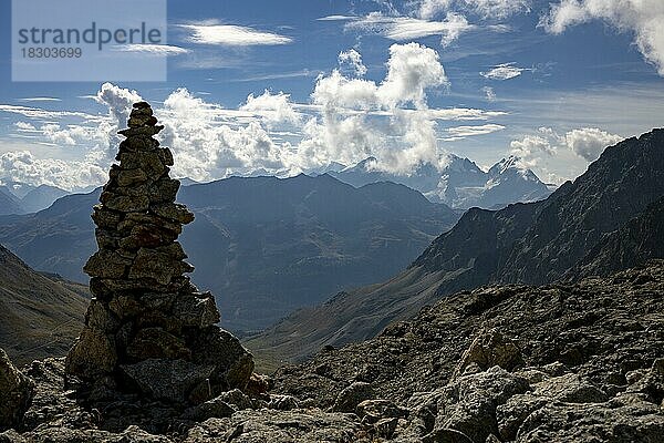 Steinmännchen mit Engadiner Berge und Wolkenhimmel  St Moritz  Engadin  Graubünden  Schweiz  Europa