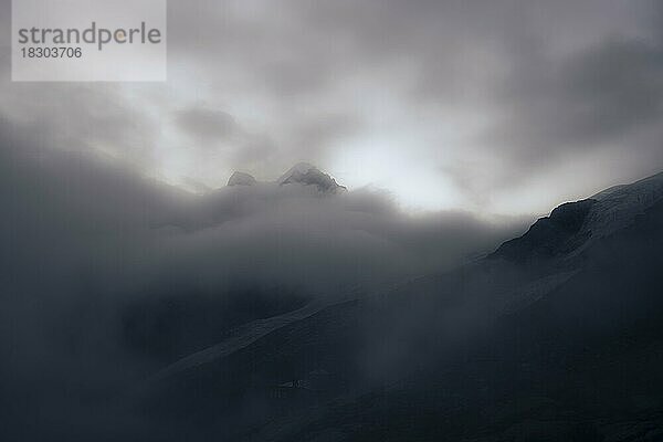 Gipfel des Piz Rosegg mit Rosegg Gletscher und dramatischen Wolken bei blauer Stunde  St Moritz  Engadin  Graubünden  Schweiz  Europa