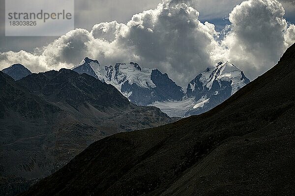 Bernina Gruppe und Engadiner Bergen mit Wolkenhimmel  St Moritz  Engadin  Graubünden  Schweiz  Europa