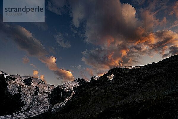 Morteratsch Gletscher in Bernina Gruppe mit dramatischen Wolken  St Moritz  Engadin  Graubünden  Schweiz  Europa