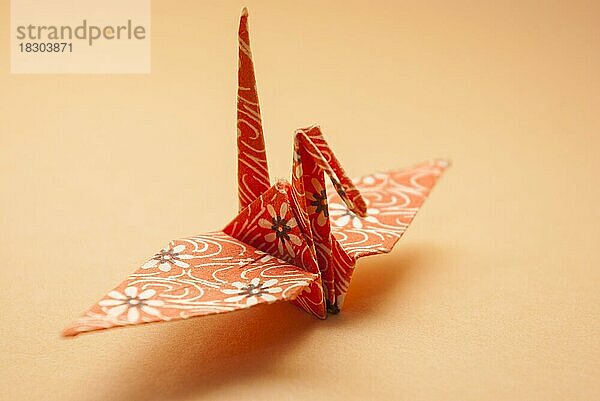 Traditionell nach der japanischen Kunst des Origami gefalteter Kranich aus Papier