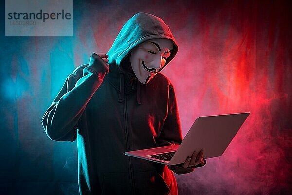 Hacker mit einer anonymen Maske mit einem Computer und machen einen Kampf Symbol  mit einem Hintergrund von Rauch und farbigen Leds