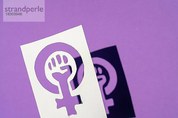 Symbol des Kampfes des Feminismus auf einem lila Hintergrund  geballte Faust einer Frau im Marsch Proteste für die Rechte der Frauen