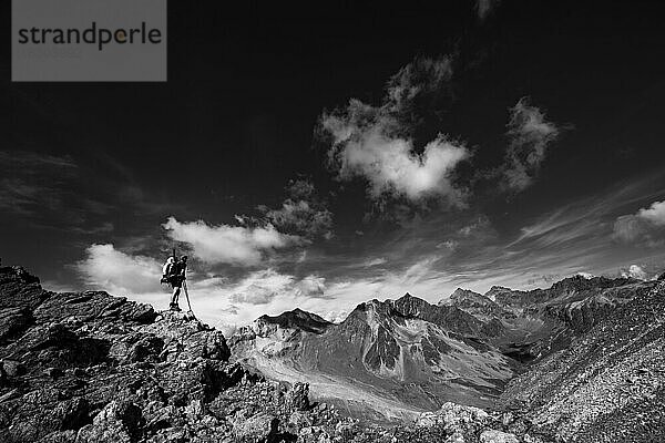 Val de Agnel mit Bergsteiger und Engadiner Berge mit Wolkenhimmel  St Moritz  Engadin  Graubünden  Schweiz  Europa