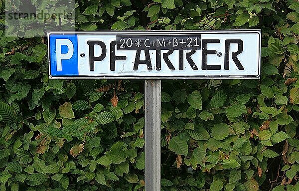 Sonderparkplatz für den Pfarrer mit Dreikönigssegen  C M B  Sternsinger