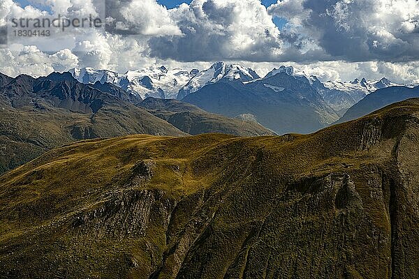 Bernina Gruppe mit dramatischem Wolkenhimmel  St Moritz  Engadin  Graubünden  Schweiz  Europa