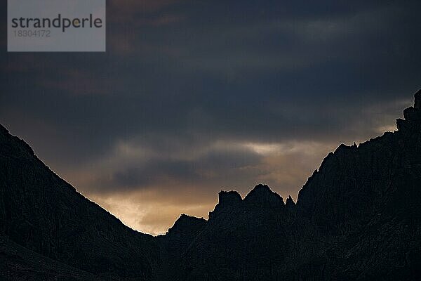 Berggrat mit Wolkenhimmel bei blauer Stunde  St Moritz  Engadin  Graubünden  Schweiz  Europa