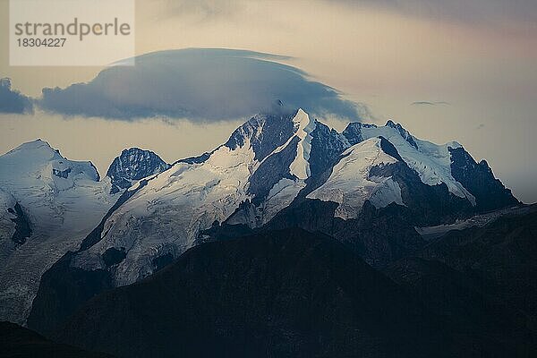 Gipfel der Bernina Gruppe mit dramatischem Wolkenhimmel  St Moritz  Engadin  Graubünden  Schweiz  Europa