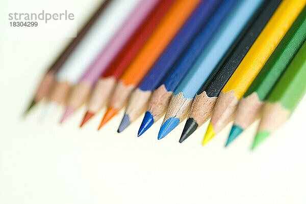 Reihe von Buntstiften  mit selektivem Fokus auf den hellblauen Stift