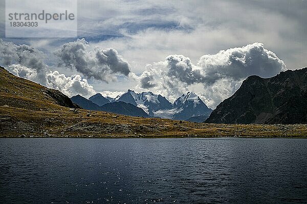 Bergsee Lej Suvretta mit Bernina Gruppe und Engadiner Bergen mit Wolkenhimmel  St Moritz  Engadin  Graubünden  Schweiz  Europa