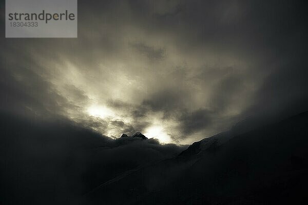 Bernina Gruppe mit Rosegg Gletscher und dramatischen Wolken bei blauer Stunde  St Moritz  Engadin  Graubünden  Schweiz  Europa