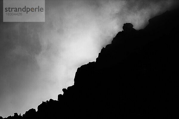 Felsgrat in Bernina Gruppe mit dramatischen Wolken  St Moritz  Engadin  Graubünden  Schweiz  Europa