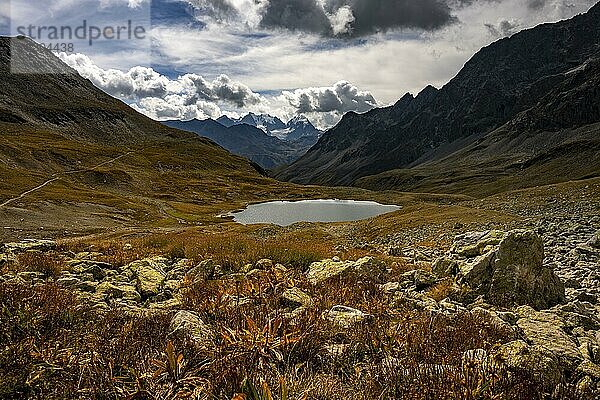 Bergsee Lej Suvretta mit Bernina Gruppe und Engadiner Bergen mit Wolkenhimmel  St Moritz  Engadin  Graubünden  Schweiz  Europa