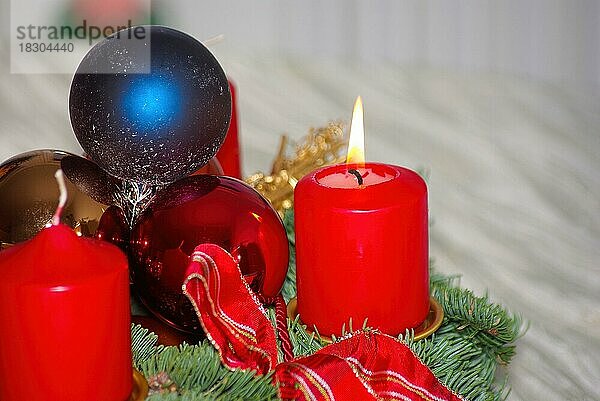 Weihnachtsdekoration  Adventskranz mit brennender Kerze  Konzept von Weihnachten und der Adventszeit