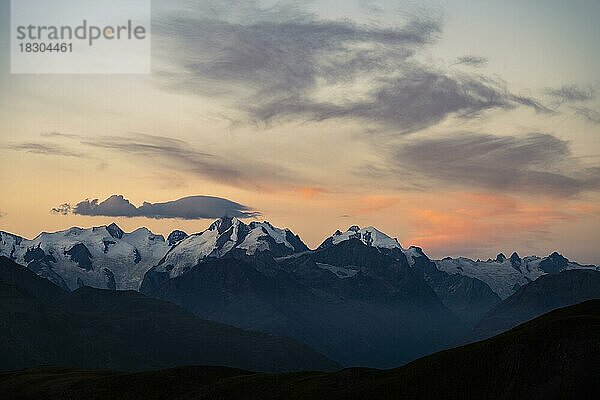 Gipfel der Bernina Gruppe mit dramatischem Wolkenhimmel  St Moritz  Engadin  Graubünden  Schweiz  Europa