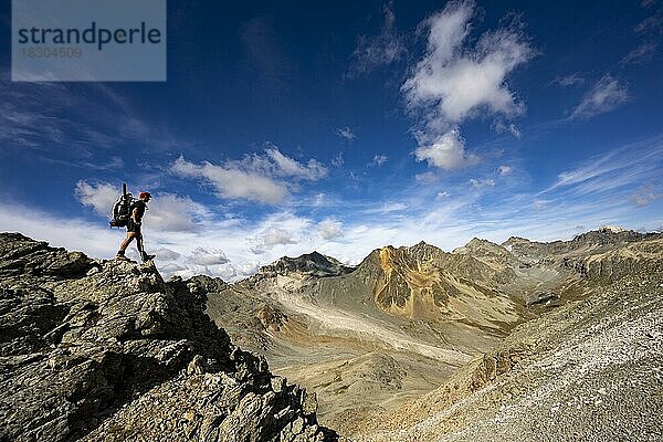 Val de Agnel mit Bergsteiger und Engadiner Berge mit Wolkenhimmel  St Moritz  Engadin  Graubünden  Schweiz  Europa