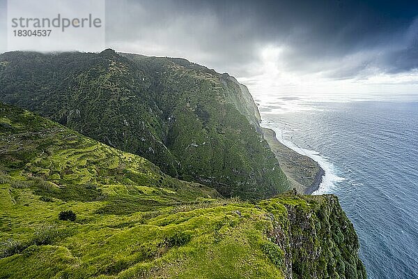 Steilküste mit Klippen und Meer  Küstenlandschaft  Aussichtspunkt Ponta da Leideira  bei Calhau das Achadas  Madeira  Portugal  Europa