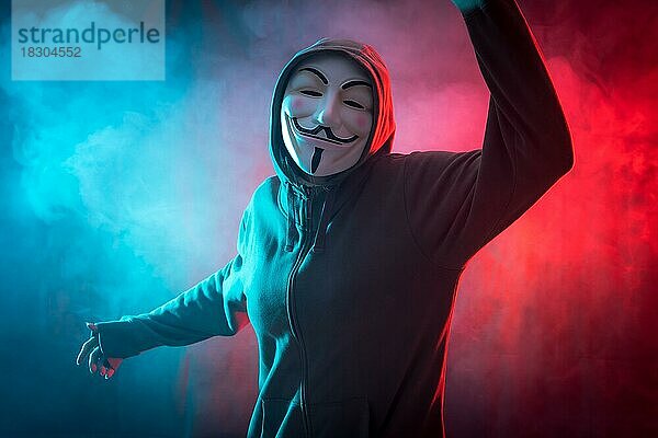 Hacker mit anonymen Maske mit einem Symbol des Kampfes  mit einem Hintergrund von Rauch und farbigen führte