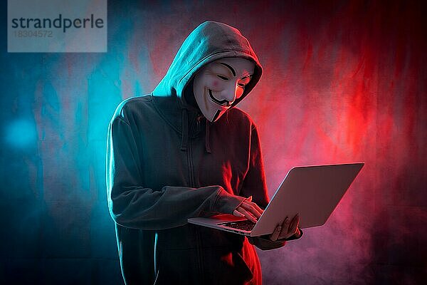 Hacker mit anonymen Maske mit einem Computer und mit einem Hintergrund von Rauch und farbigen led