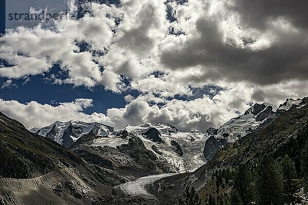 Morteratsch Gletscher mit Bernina Gruppe und Wolkenhimmel  St Moritz  Engadin  Graubünden  Schweiz  Europa