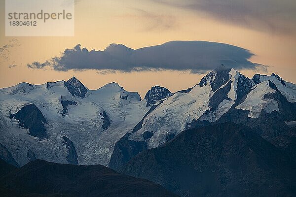Gipfel der Bernina Gruppe mit dramatischem Wolkenhimmel  St Moritz  Engadin  Graubünden  Schweiz  Europa