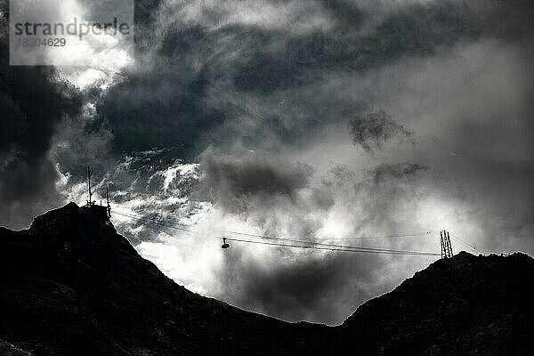 Seilbahn zum Piz Murtel mit dramatischen Wolken  St Moritz  Engadin  Graubünden  Schweiz  Europa