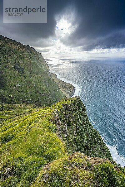 Steilküste mit Klippen und Meer  Küstenlandschaft  Aussichtspunkt Ponta da Leideira  bei Calhau das Achadas  Madeira  Portugal  Europa