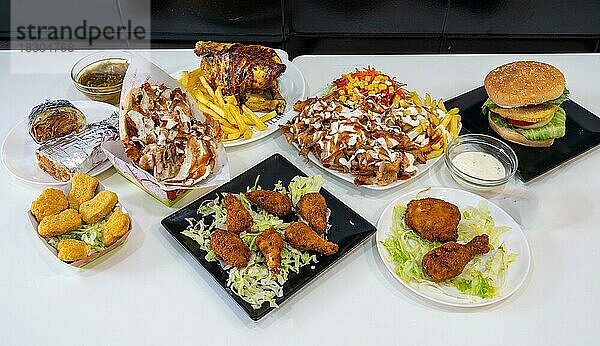 Kebab-Restaurantchef  traditionelles türkisches und arabisches Essen  mehrere Gerichte  Hintergrund  türkisches Essen