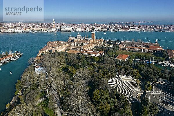 Luftaufnahme der Isola di San Giorgio Maggiore mit der Kirche San Giorgio Maggiore  dem Becken von San Marco  dem Dogenpalast und dem Stadtzentrum von Venedig  Venetien  Italien  Europa