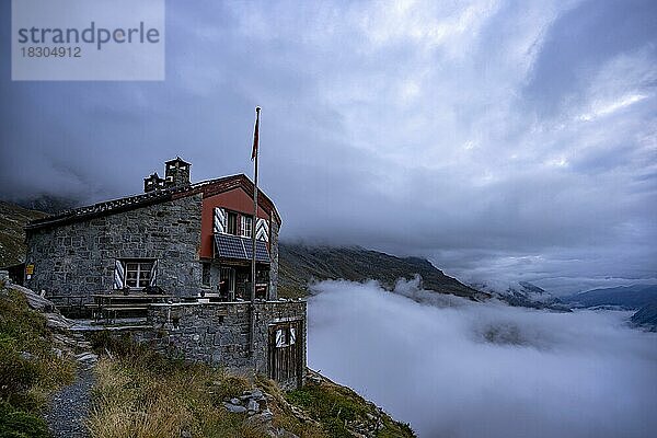 Berghütte Chamanna Coaz über dem Tal Val Rosegg zur blauen Stunde  St Moritz  Engadin  Graubünden  Schweiz  Europa