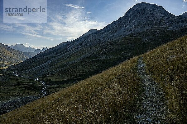 Val de Agnel mit Engadiner Berge im Morgenlicht  St Moritz  Engadin  Graubünden  Schweiz  Europa