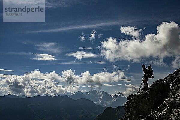 Bernina Gruppe mit Bergsteiger und Engadiner Berge mit Wolkenhimmel  St Moritz  Engadin  Graubünden  Schweiz  Europa