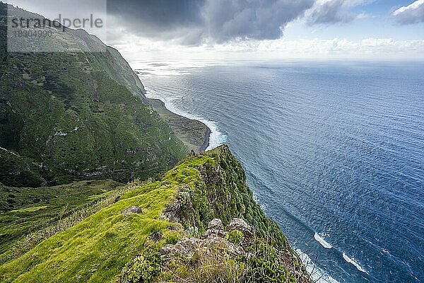 Steilküste mit Klippen und Meer  Küstenlandschaft  Aussichtspunkt Ponta da Leideira  bei Calhau das Achadas  Madeira  Portugal  Europa