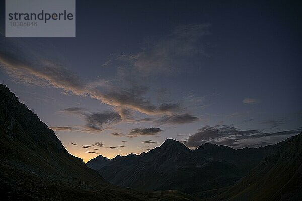 Engadiner Berge mit Wolkenhimmel bei blauer Stunde  St Moritz  Engadin  Graubünden  Schweiz  Europa