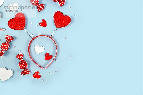 Valentinstag flach legen mit Herz Ornamente  Stirnband und Süßigkeiten auf blauem Hintergrund mit Kopie Raum