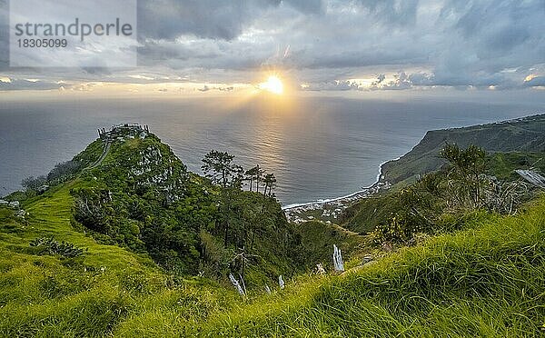 Miradouro da Raposeira  Steilklippen  Küste und Meer  Küstenlandschaft  Madeira  Portugal  Europa